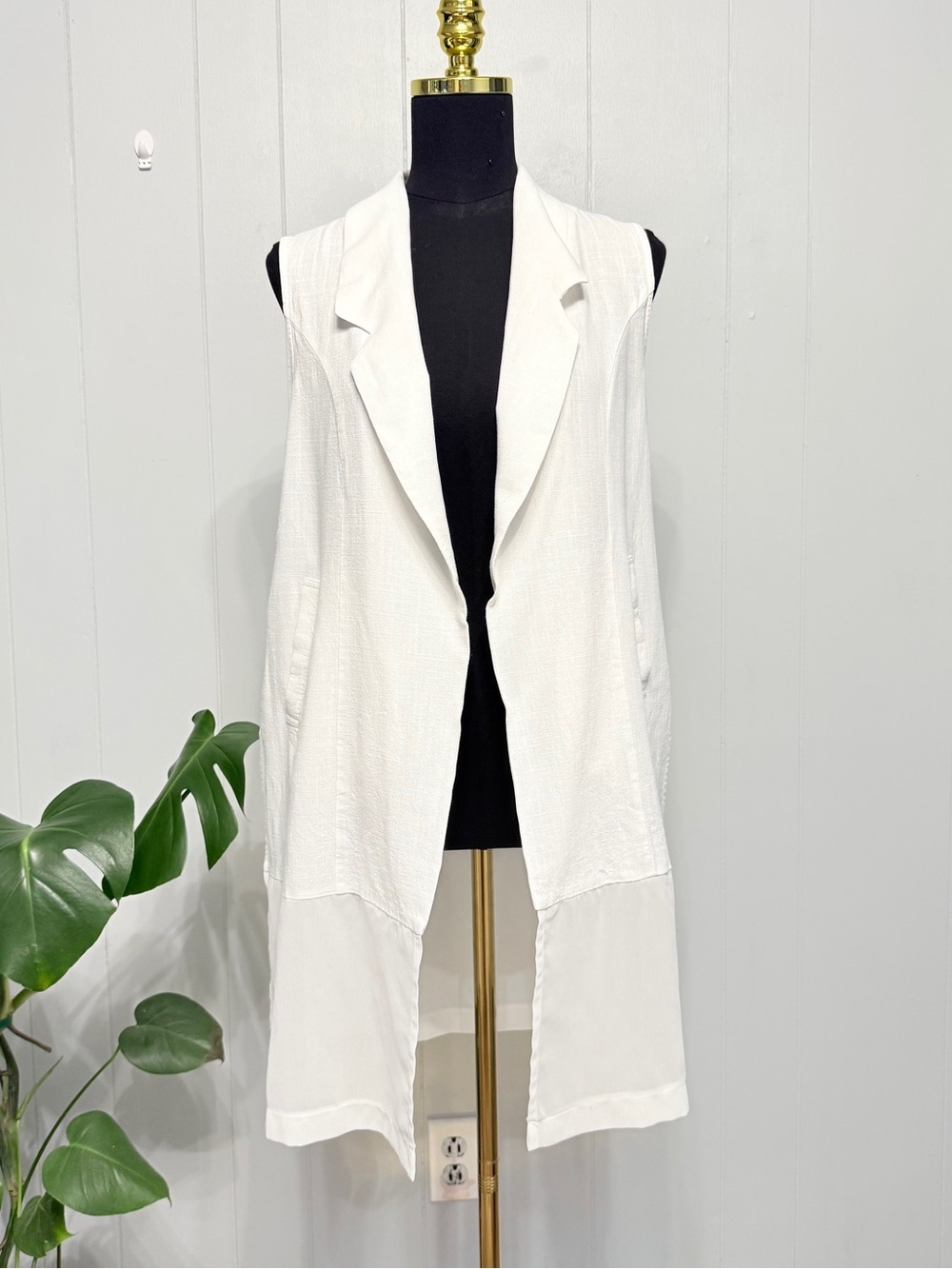 #19) Sleeveless Open-Front White Long Vest With Pockets